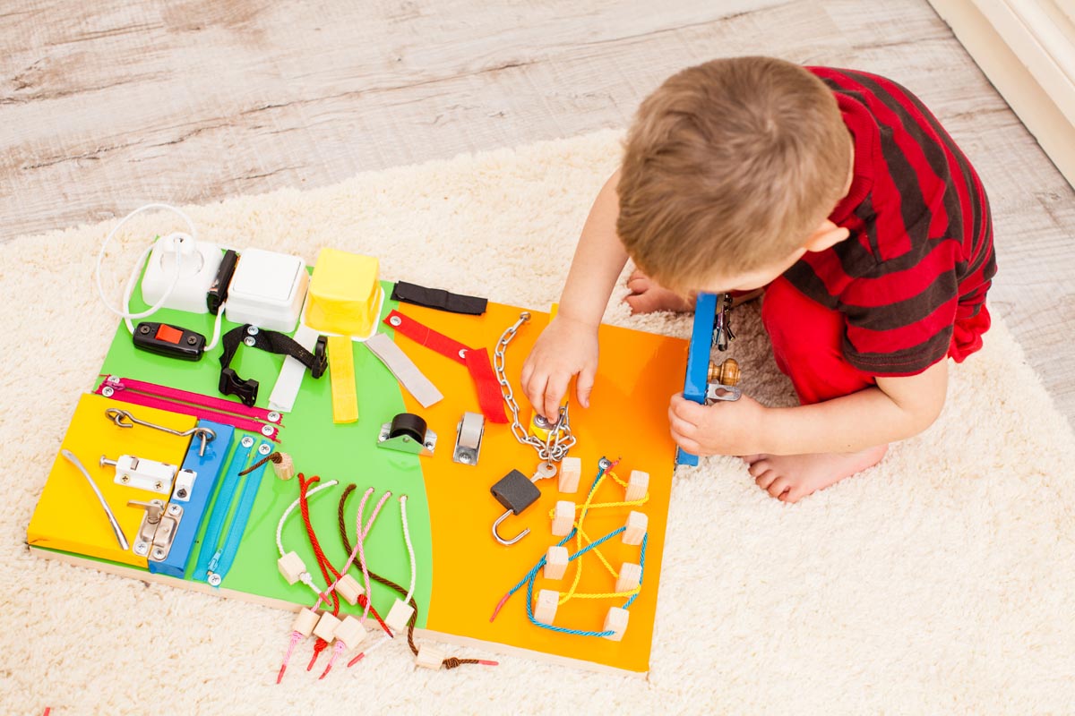 enfant tableau montessori